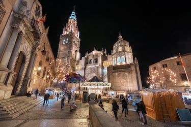 Este mercadillo se encuentra ubicado en la Plaza del Ayuntamiento junto a la gran Catedral de Toledo. En sus casetas encontrarás artículos navideños, artesanía y gastronomía. Además, de un carrusel de «Tíovivo Tradicional» y diferentes actividades infantiles. Abierto desde el 21 de noviembre de 2025 hasta el 6 de enero de 2026. Horarios: De 11:00 a 23:00. 
