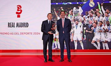 Premio As del Deporte 2024 al Real Madrid, campeón de Liga, Supercopa y Champions League. Emilio Butragueño, director de relaciones institucionales del club, posa con el trofeo que recibe de Bernabé Mohedano, vicepresidente de marketing del Banco de Santander.