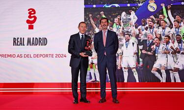 Premio As del Deporte 2024 al Real Madrid, campeón de Liga, Supercopa y Champions League. Emilio Butragueño, director de relaciones institucionales del club, posa con el trofeo que recibe de Bernabé Mohedano, vicepresidente de marketing del Banco de Santander.