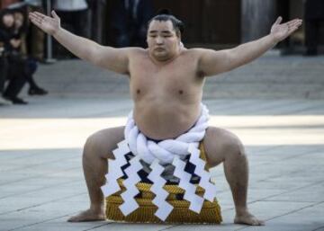 El gran campeón de sumo mongol Kakuryu Rikisaburo interpreta el "dohyo-iri", interpreta la ceremonia de ingreso al ring durante el ritual de Año Nuevo en el santuario Meiji en Tokio (Japón),. La ceremonia tradicional atrae cada año a miles de personas que no quieren perderse la lucha entre los dos campeones de sumo de Japón, conocidos como yokozuna, considerada como una ofrenda a los dioses sintoístas. 