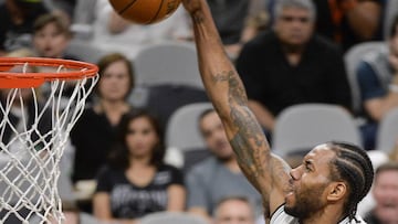 SAN10. SAN ANTONIO (TX, EE.UU.), 15/03/2017.- El jugador de Spurs Kawhi Leonard (d) convierte una cesta hoy, miércoles 15 de marzo de 2017, durante un partido por la NBA entre Trail Blazers de Portland y Spurs de San Antonio, en San Antonio, Texas (EE.UU.). EFE/Darren Abate