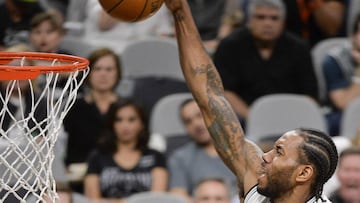 SAN10. SAN ANTONIO (TX, EE.UU.), 15/03/2017.- El jugador de Spurs Kawhi Leonard (d) convierte una cesta hoy, mi&eacute;rcoles 15 de marzo de 2017, durante un partido por la NBA entre Trail Blazers de Portland y Spurs de San Antonio, en San Antonio, Texas (EE.UU.). EFE/Darren Abate