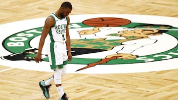 Kemba Walker, cabizbajo, durante un partido de la NBA con Boston Celtics.