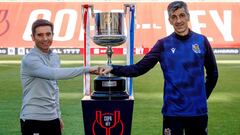 GRAF6271. SEVILLA, 02/04/2021.- Los entrenadores del Athletic Club, Marcelino Garc&iacute;a Toral, y Real Sociedad, Imanol Alguacil (d), posan ante el trofeo en la jornada previa a la final de la Copa del Rey correspondiente al a&ntilde;o 2020 que disputa