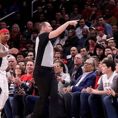 Isaiah Thomas, multado por la NBA tras empujar a un árbitro