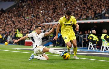 Lucas Vázquez le intenta robar un balón a Pedraza.