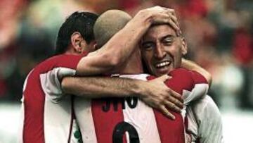 <b>FIESTA. </b>Jito y Xumetra abrazan a Migue tras conseguir el gol.