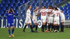 Los jugadores del Sevilla celebran el 0-1.