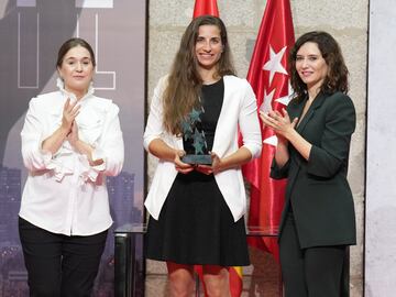 Sara Martínez, subcampeona paralimpica de atletismo, recibe el Premio a Mejor Deportista femenina.   