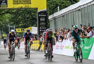 Milan, con el maillot verde, se lleva el Critérium de Singapur