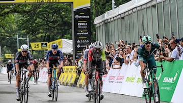 Milan, con el maillot verde, se lleva el Critérium de Singapur