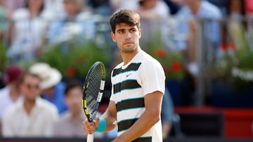 Tennis - Queen's Club Championships - Queen's Club, London, Britain - June 19, 2025 Spain's Carlos Alcaraz looks on during his round of 16 match against Spain's Jaume Munar Action Images via Reuters/Peter Cziborra