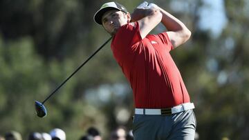Jon Rahm golpea la bola en el hoyo 18 durante la disputa de la última jornada del Farmers Insurance Open.