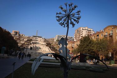 Situado en la región montañosa del Cáucaso entre Asia y Europa. Armenia se caracteriza, principalmente, por sus sitios religiosos, como el templo grecorromano de Garni y la catedral de Ejmiatsin del siglo IV, sede principal de la Iglesia Armenia. Además del monasterio Khor Virap, un sitio de peregrinaje cercano al monte Ararat, un volcán inactivo justo en frente de la frontera en Turquía. Los precios en Ereván sí, son caros, pero fuera de ella, Armenia es un país donde además de los grandes monumentos religiosos tiene lugares naturales únicos.