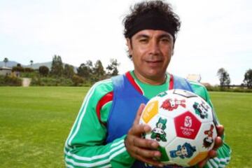 De 2006 a 2008 dirigió a la Selección Mexicana; no completó el proceso mundialista y tras quedar fuera de los Juegos Olímpcios de Beijing 2008.
