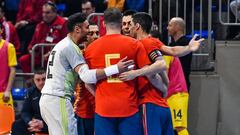 La selecci&oacute;n espa&ntilde;ola de f&uacute;tbol sala celebra su victoria.