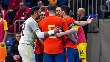 La selecci&oacute;n espa&ntilde;ola de f&uacute;tbol sala celebra su victoria.