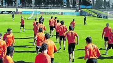 <b>CONCIENCIADOS. </b>Los jugadores valencianistas saben de la importancia del partido de mañana en El Sardinero y van a por la victoria.