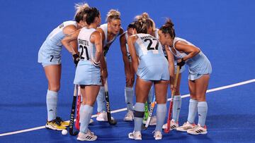 TOKYO, JAPAN - JULY 29: Argentina players huddle on pitch during the Women's Preliminary Pool B match between Japan and Argentina on day six of the Tokyo 2020 Olympic Games at Oi Hockey Stadium on July 29, 2021 in Tokyo, Japan. (Photo by Francois Nel/Getty Images)