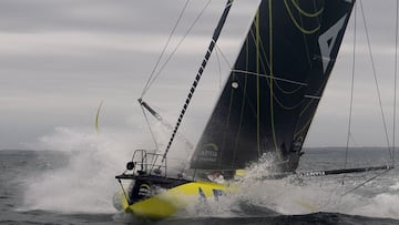 Charlie Dalin, a bordo del &#039;Apivia&#039; antes del inicio de la Vend&eacute;e Globe.