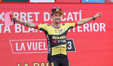 Primoz Roglic, del equipo Jumbo-Visma, ganador de la octava etapa entre las localidades de Dénia y Xorret de Catí en el podio.