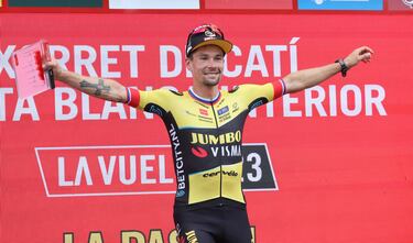 Primoz Roglic, del equipo Jumbo-Visma, ganador de la octava etapa entre las localidades de Dénia y Xorret de Catí en el podio.