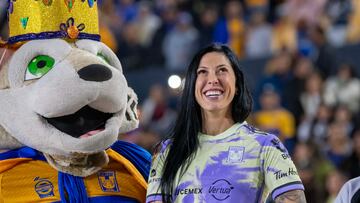 AME7887. MONTERREY (MÉXICO), 06/01/2024.- La futbolista española Jennifer Hermoso posa para fotos con la mascota de Tigres durante su presentación como nueva jugadora del Club Tigres femenil, hoy, antes del inicio del partido femenino entre Tigres UANL y Atlético San Luis, en el estadio Universitario de la ciudad de Monterrey (México). EFE/ Miguel Sierra
