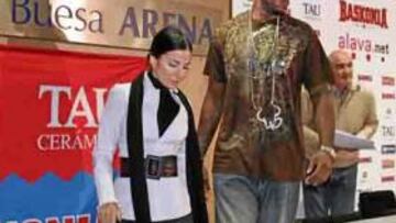 <b>COMPARECENCIA. </b>McDonald y su esposa, juntos ayer en Vitoria.