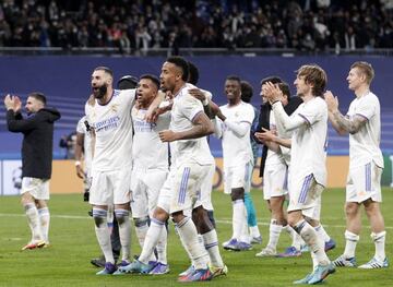 Los jugadores aplauden al Bernabéu tras eliminar al Chelsea el martes pasado.