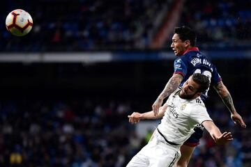 El defensa del Real Madrid, tiene un hermano de 26 años que también juega en España.