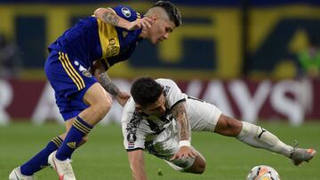 Paraguay&#039;s Libertad defender Mathias Espinoza (R) and Argentina&#039;s Boca Juniors midfielder Jorman Campuzano vie for the ball during their closed-door Copa Libertadores group phase football match at the La Bombonera stadium in Buenos Aires, on September 29, 2020, amid the COVID-19 novel coronavirus pandemic. (Photo by Juan Mabromata / various sources / AFP)