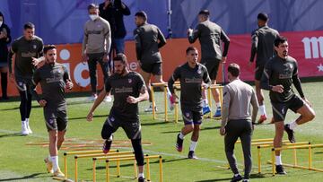 Los futbolistas del Atlético, en el entrenamiento de este jueves.