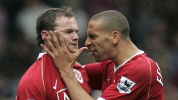 Rooney y Ferdinand celebran un gol del Manchester United.