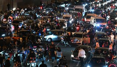 Aficionados y conductores del Paris Saint-Germain (PSG) se detienen en la carretera, entre Porte Maillot y Porte Champerret, en París, durante las celebraciones tras su victoria por 5-0 en la final de la UEFA Champions League.