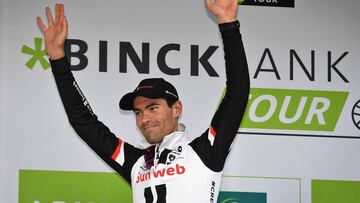 Tom Dumoulin consigue la victoria en la BinckBank Tour con 17 segundos de ventaja sobre Tim Wellens, segundo clasificado.