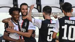 Cuadrado y sus compa&ntilde;eros celebrando un gol con Juventus.