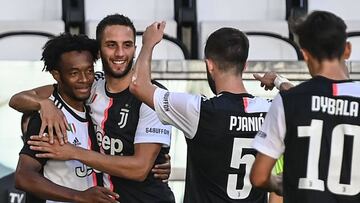Cuadrado y sus compañeros celebrando un gol con Juventus.