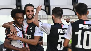 Cuadrado y sus compa&ntilde;eros celebrando un gol con Juventus.