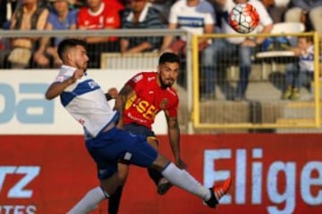 Kevin Harbottle disputa un balón con Fuentes y lanza un centro