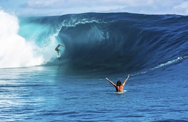 El surfista tahitiano de dieciocho años Kauli Vaast surca una ola en Teahupoo, frente a la costa de Tahití, en la Polinesia francesa, durante el primer gran oleaje tras el final de las restricciones para detener la propagación del coronavirus. Teahupoo es la sede donde se celebrarán las pruebas de surf en los Juegos Olímpicos de París 2024.