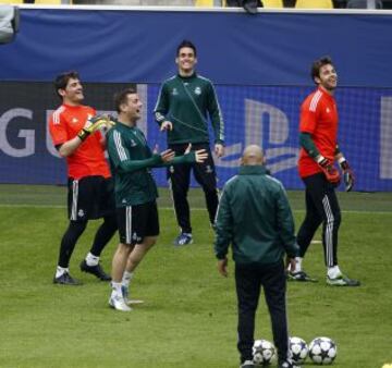 Bromeando durante el entrenamiento del Real Madrid en Dortmund previo al partido de semifinales de Champions League.