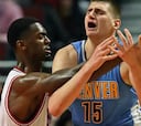 Jokic asalta Chicago y Denver se aferra a los playoffs