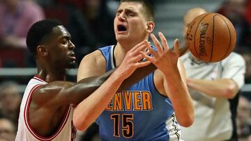 Jokic (19+16+10) asalta Chicago y Denver se aferra a los playoffs
