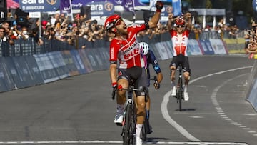 El ciclista belga Thomas De Gendt celebra su victoria en la octava etapa del Giro de Italia con final en N&aacute;poles.