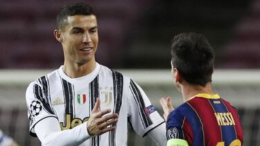 Cristiano y Messi se dan la mano en el Barça-Juve de Champions disputado el 8 de dicembre del 2020 en el Camp Nou