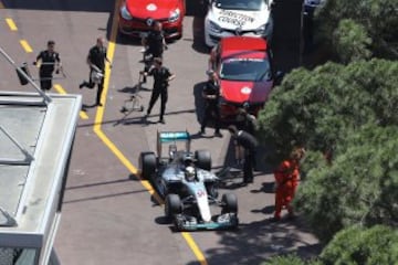 Lewis Hamilton parado en el circuito durante las sesiones clasificatorias.