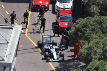 Lewis Hamilton parado en el circuito durante las sesiones clasificatorias.