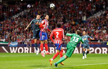 El despeje del portero esloveno lo alcanzó su compatriota que ganó el salto a Le Normand y cabeceó el balón al fondo de la red.
