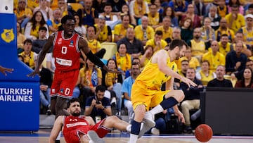 El alero lituano de Gran Canaria, Jon Shurna (d), cae ante el jugador del Hapoel Tel Aviv durante el segundo partido de la final de la Eurocopa que Dreamland Gran Canaria y Hapoel Tel Aviv disputan este viernes en Las Palmas.