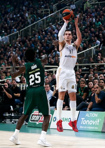 Mario Herzonja, alero del Real Madrid, lanza ante el Panathinaikos.